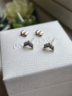 Pandora Tiara Wishbone Studs